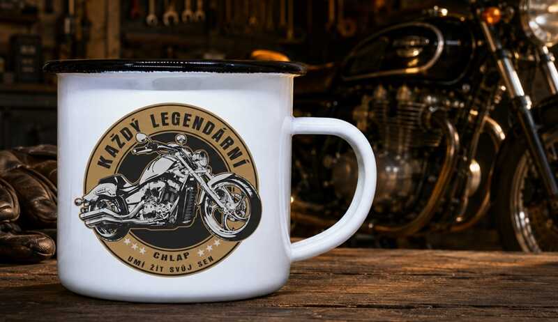 Plecháček Legendární chlap s motorkou v motorkářské dílně